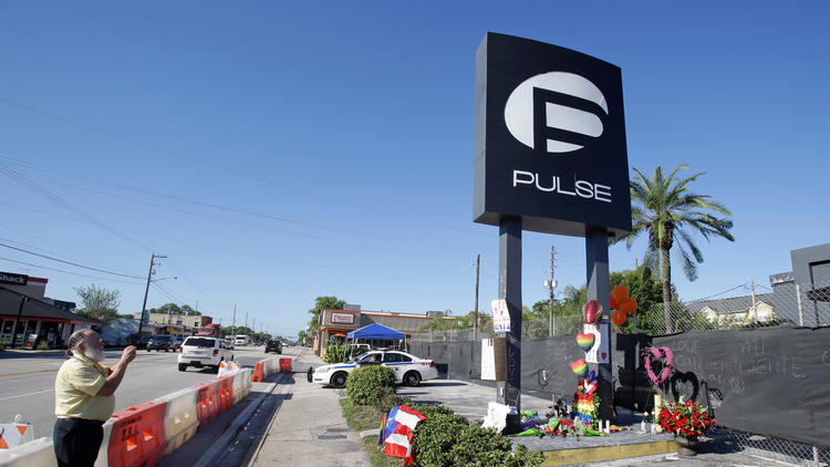 Minuut stilte en regenboogvlaggen halfstok voor slachtoffers Orlando shooting
